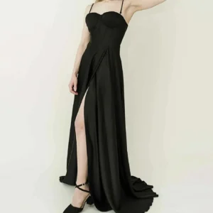 Satynowa Suknia z rozcięciem